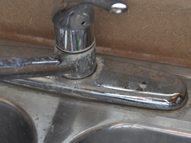 Kurt Kosmatine Plumbing provides water purification systems and filters to solve the hard water problem shown.